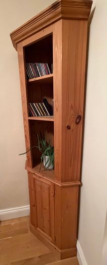 Corner Oak unit with storage in excellent condition