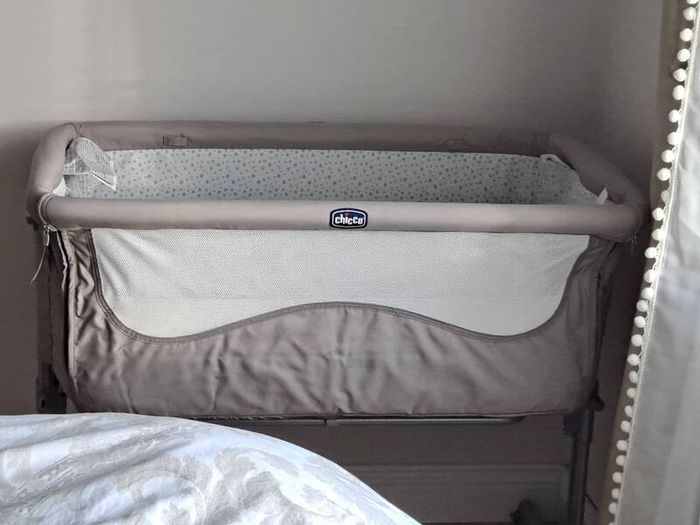 Chicco Next2Me Cot incl Mattess protector and sheets