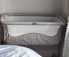 Chicco Next2Me Cot incl Mattess protector and sheets