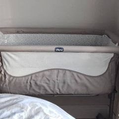 Chicco Next2Me Cot incl Mattess protector and sheets