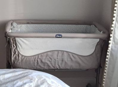 Chicco Next2Me Cot incl Mattess protector and sheets