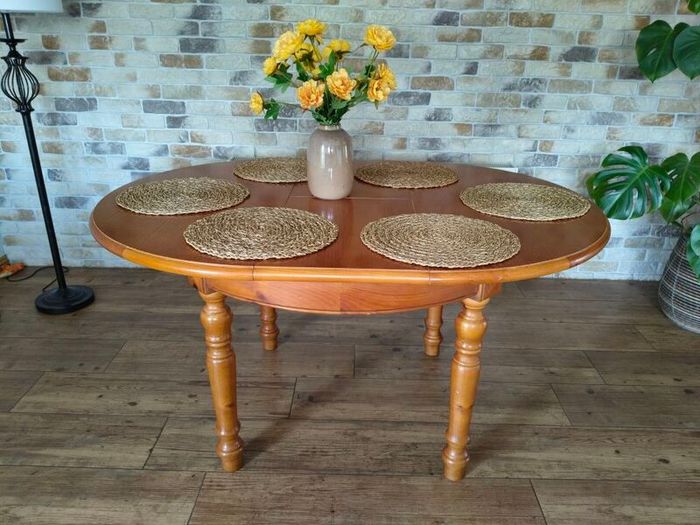 Oak dining table for 4-6 people.