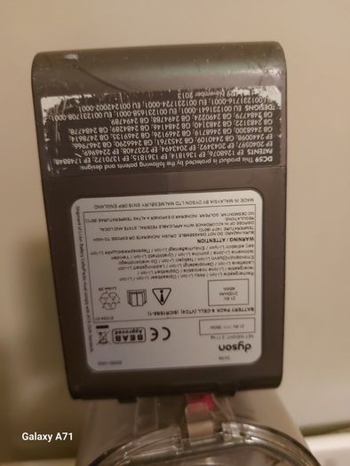 Dyson V6 Vacuum Cleaner, White, Battery not holding Charge, needs new Battery, for parts or repair