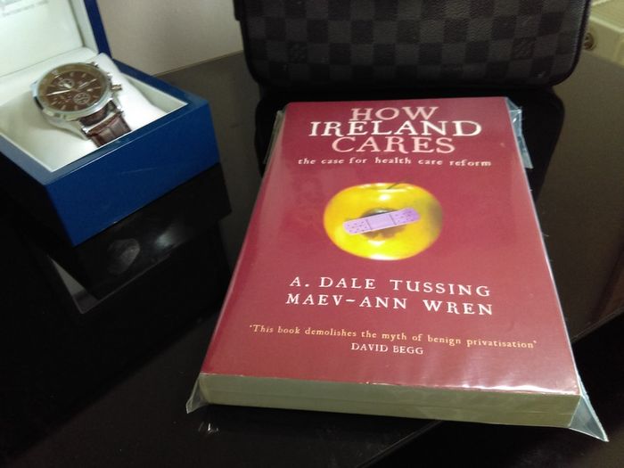 How Ireland Cares: The Case For Health Care Reform ! RRP 31 EURO !