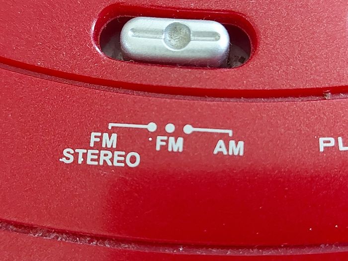 Bench Portable CD Player with Radio, Model KH222, Red, in new condition and working great