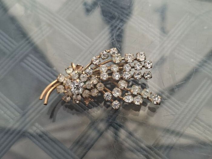 Lovely Vintage clear Rhinestone Brooch