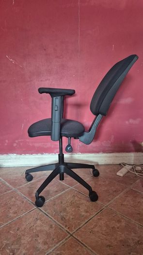 Comfortable Black Office Chair (Adjustable & Reclining )