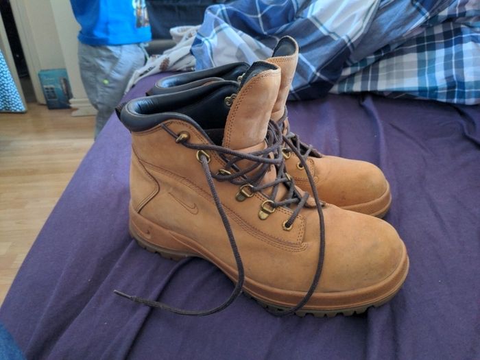 Nike air boots