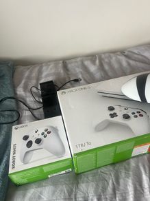 Xbox One S 1tb w/ box mint