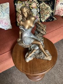 Figurine of lady