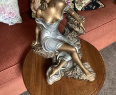 Figurine of lady
