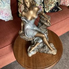 Figurine of lady