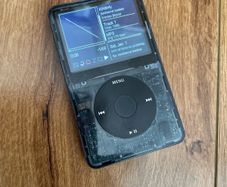 iPod 5 + new faceplate + rockbox + charging cable