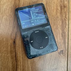 iPod 5 + new faceplate + rockbox + charging cable