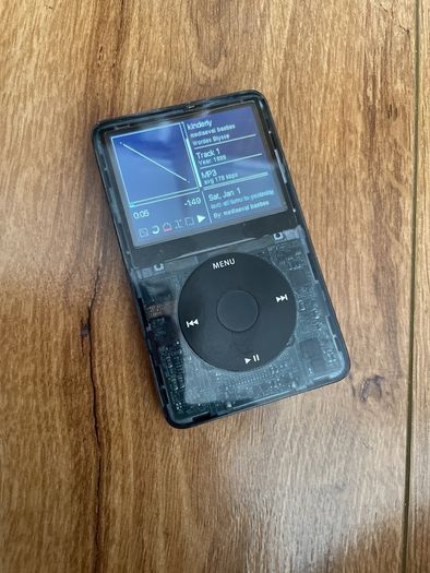 iPod 5 + new faceplate + rockbox + charging cable
