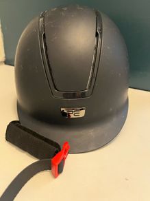 Children's horseriding hat, protector & boots.