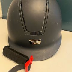 Children's horseriding hat, protector & boots.