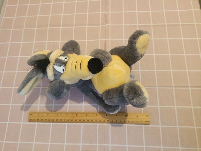 Vintage Wile E. Coyote plush toy by Playmakers
