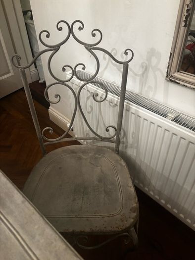 Chabby Chiq distressed table and 4 chairs