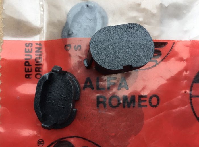 RH Screw Cap (Alfa Romeo 156)
