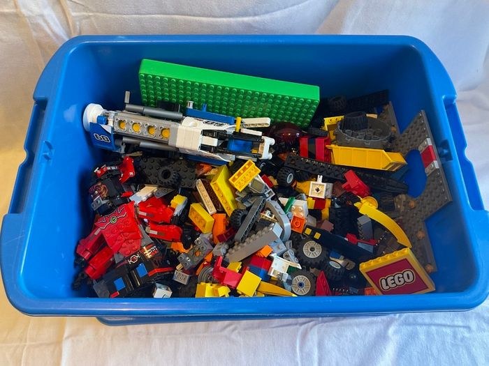Box with 3Kg of Lego pieces