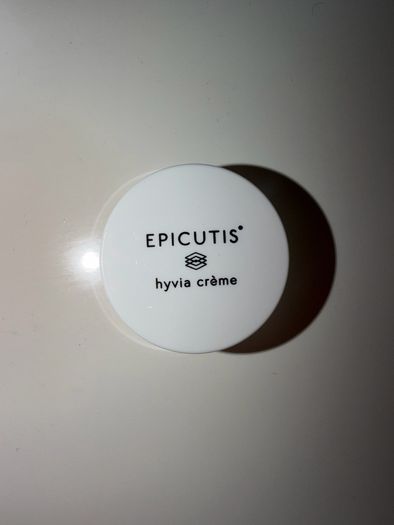 400 worth of Premium Skin Care Lipid Serum and Hyvia Creme