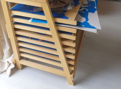 8 Maps (45 x 57 cm) with Cabinet