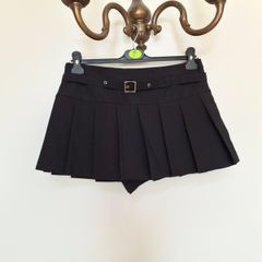 Black pleated skort
