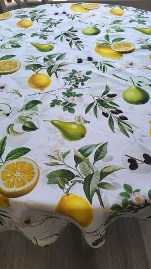 Round tablecloth.  143cm. 100% cotton