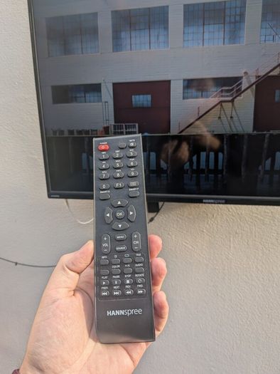 Hannspree Outdoor Monitor Setup + Weatherproof Cover and Google Chromecast