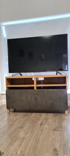 Tv Table like new, perfect condition very fancy!!!