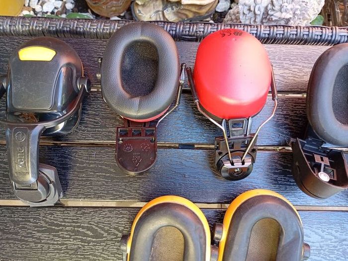 Helmet earmuffs