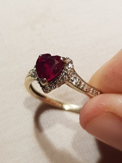 9 ct  gold ring Rubies and diamonds
