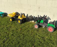 Kids ride on tractor