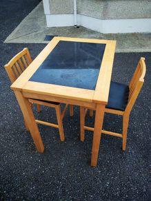 Table & Stools (Counter Height)