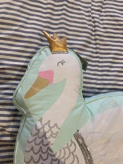Decorative swan pillow