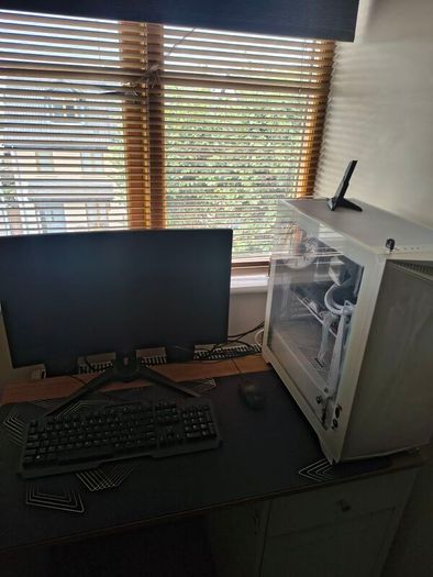 Custom White Gaming PC - Ryzen 5 9600X / RX 7700 XT / DDR5 / Gen5 SSD + Monitor