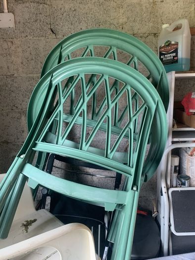 7 plastic garden chairs