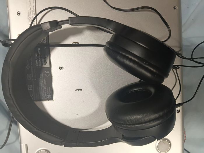 Headphones black   Ionos
