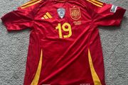 Spain home Lamine Yamal jersey