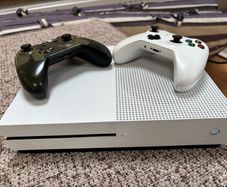 Xbox One 1TB with games and 2 controllers