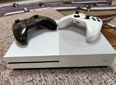 Xbox One 1TB with games and 2 controllers