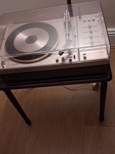 Vintage record player (1981)Phillips