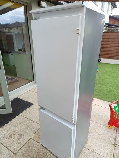 Indesit fridge freezer build in
