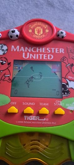 Vintage 1999 tiger electronics Manchester United handheld game
