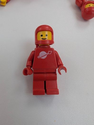 100% Lego Spacemen x 14 Red