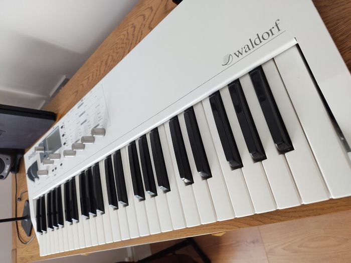 Waldorf Blofeld Keyboard (White) with carry bag