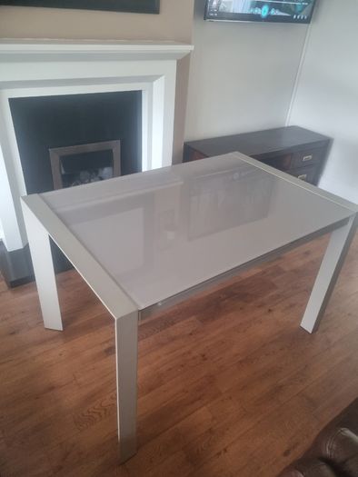 High-gloss Extending Dining Table plus 4 Cantilever chairs