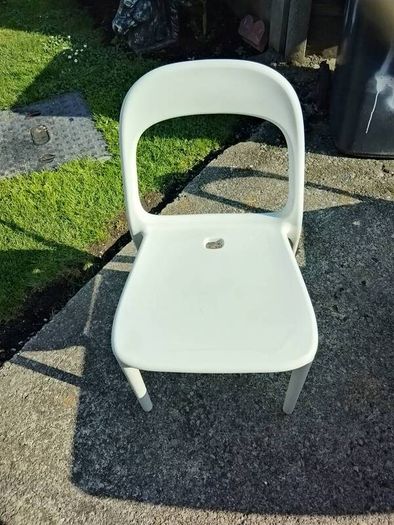 garden table and chairs