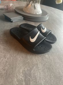 boys sliders nike size 3